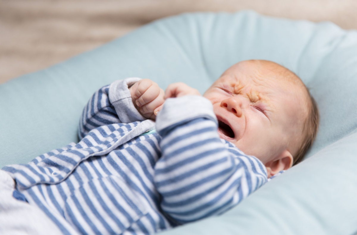 Si bayi sedang menangis 